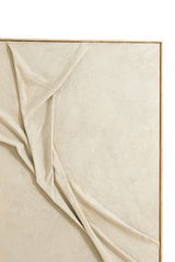 Nahaufnahme eines Wandornaments mit strukturiertem, gefaltetem Stoff in einem Holzrahmen, aus der Vorderansicht betrachtet.