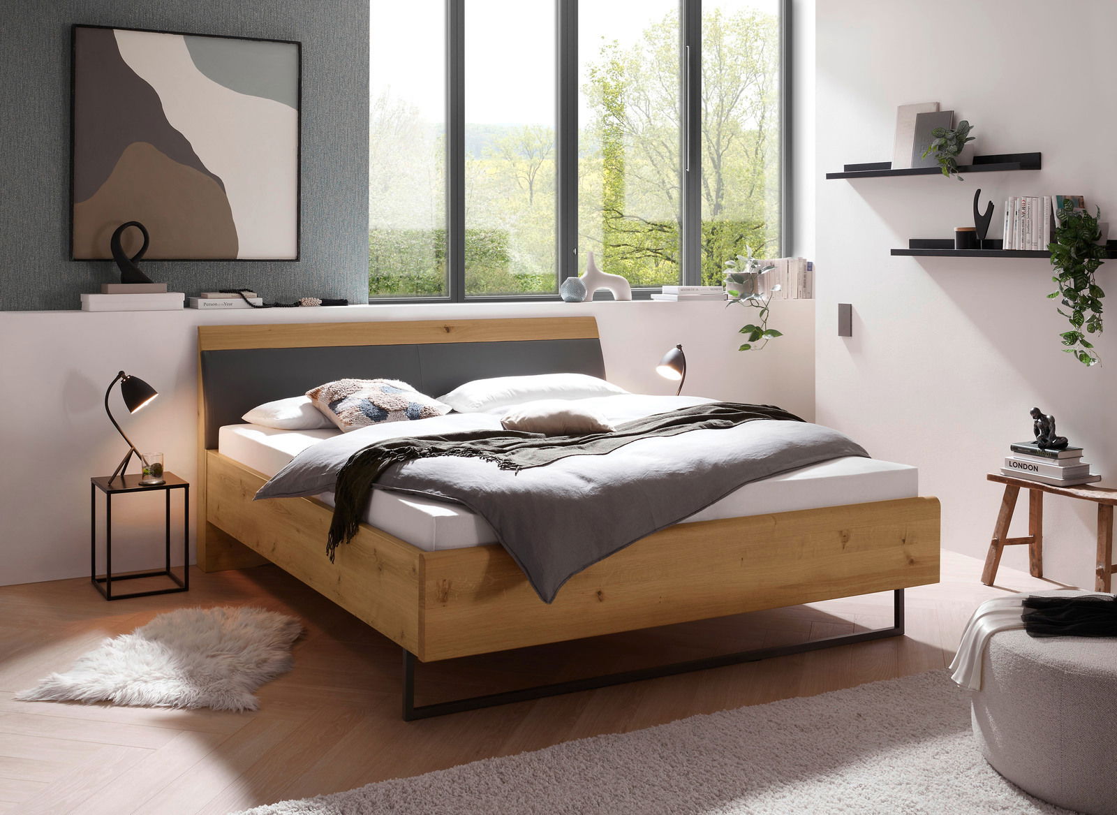 Modernes Futonbett aus Holz in einem stilvollen Schlafzimmer mit großen Fenstern, seitliche Perspektive.