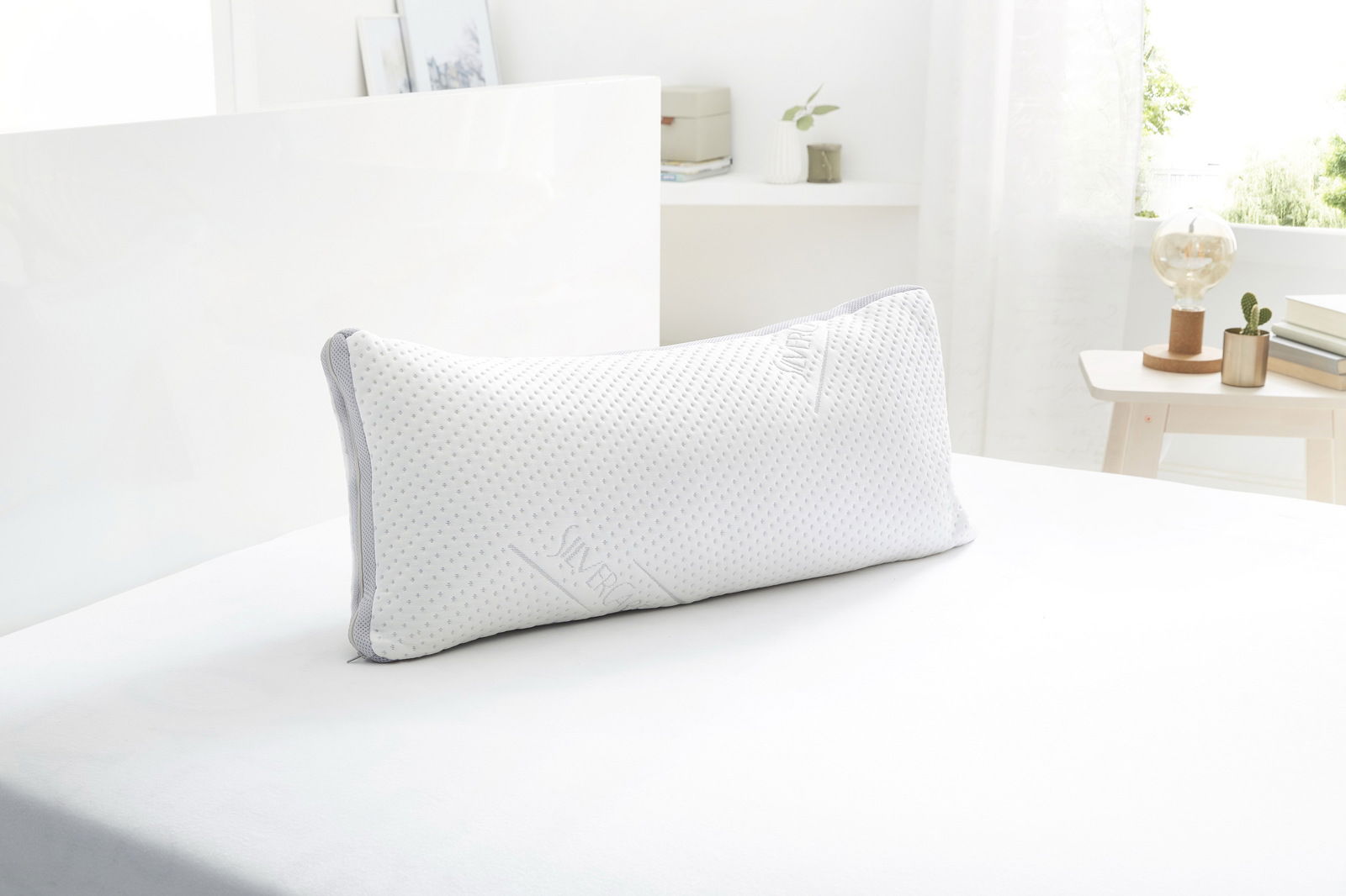 Intro Komfortschlafkissen MOMOS Komfortschlafkissen 40 x 80 cm auf einem Bett, seitliche Perspektive