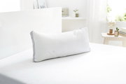 Komfortschlafkissen 40 x 80 cm auf einem Bett, seitliche Perspektive