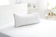Comfortabel slaapkussen van 40 x 80 cm op een bed, zijaanzicht