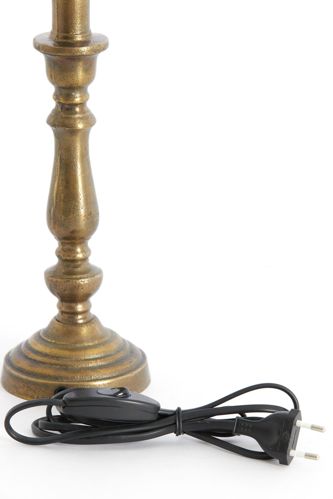 Nahaufnahme eines antik aussehenden Lampenfußes aus Metall mit einem schwarzen Kabel und Schalter.