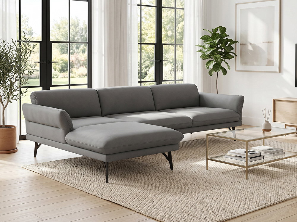 Grijze hoekbank met chaise longue in een lichte, moderne woonkamer.