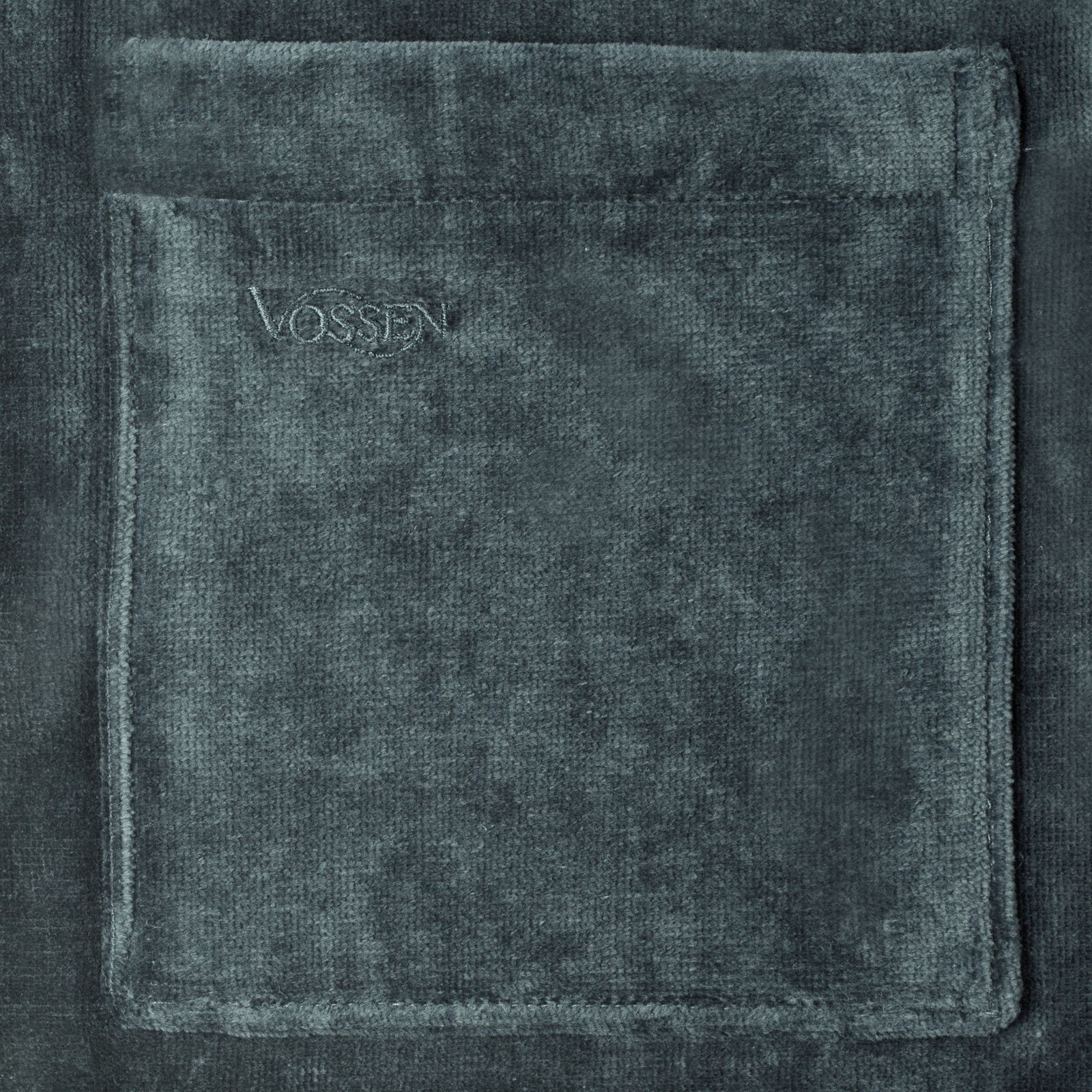 Nahaufnahme eines grauen Bademantels mit aufgesetzter Tasche und gesticktem Logo, Vorderansicht.