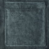 Nahaufnahme eines grauen Bademantels mit aufgesetzter Tasche und gesticktem Logo, Vorderansicht.