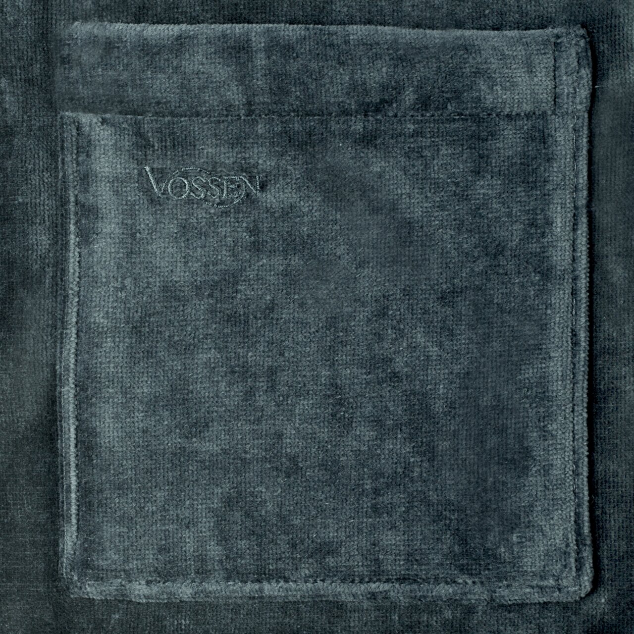 Nahaufnahme eines grauen Bademantels mit aufgesetzter Tasche und gesticktem Logo, Vorderansicht.