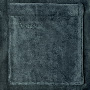 Nahaufnahme eines grauen Bademantels mit aufgesetzter Tasche und gesticktem Logo, Vorderansicht.