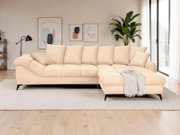 Beiges, großformatiges Cord-Ecksofa mit rechter Ottomane/Longchair, vielen Rückenkissen und schwarzen Metallfüßen im modernen Wohnzimmer, frontale Ansicht