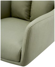 Nahaufnahme eines grünen Armlehnstuhls aus Stoff, seitliche Perspektive