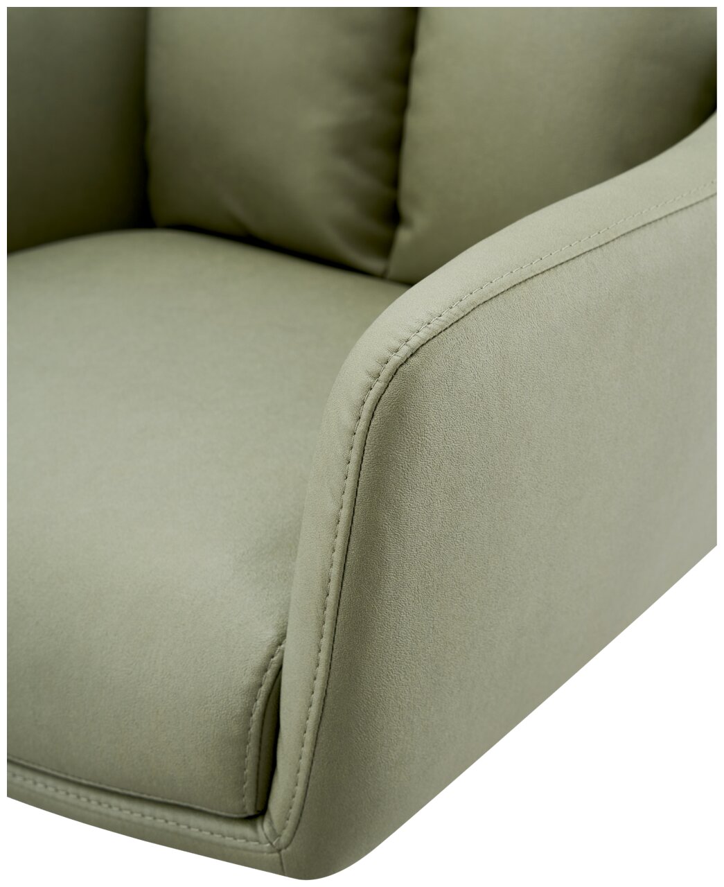 Nahaufnahme eines grünen Armlehnstuhls aus Stoff, seitliche Perspektive