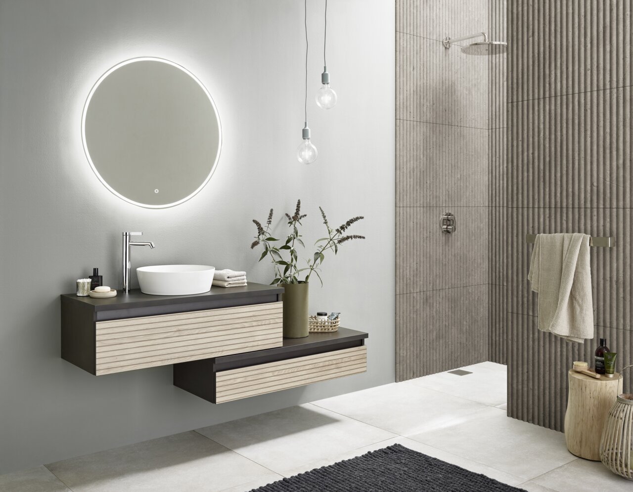 Moderne badkamercombinatie met ronde verlichte spiegel, wastafel en onderkast in houtlook, zijaanzicht