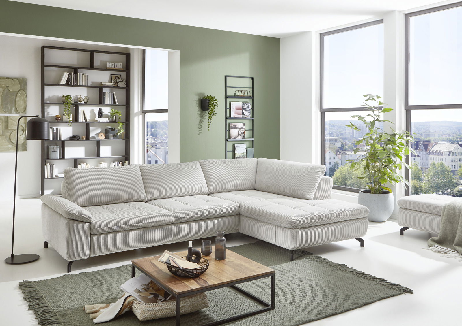 Helle Polsterrundecke in einem modernen Wohnzimmer, seitliche Perspektive