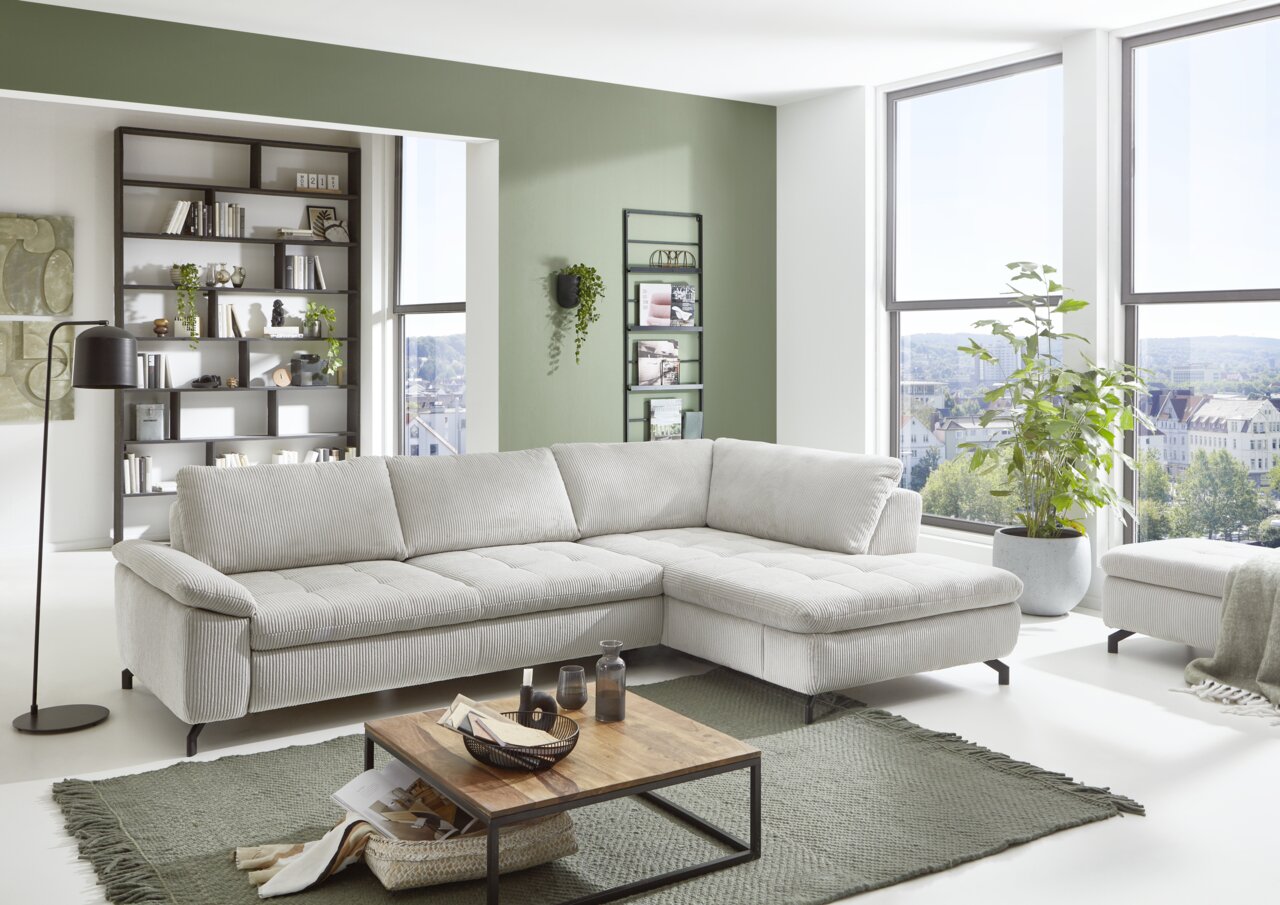 Beldomo Style Ecksofa SENSE Helle Polsterrundecke in einem modernen Wohnzimmer, seitliche Perspektive