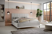 Modernes Polsterbett in Hellgrau mit gepolstertem, quadratisch gestepptem Kopfteil und umlaufender LED-Lichtleiste am Bettrahmen, im Schlafzimmer-Setting; Perspektive: frontale 3/4-Ansicht von leicht links.