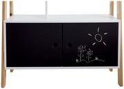 Frontansicht eines Bücherregals mit zwei schwarzen Türen, auf denen mit Kreide eine Sonne und Blumen gezeichnet sind. Das Regal hat weiße und holzfarbene Elemente.