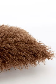 Nahaufnahme eines braunen, flauschigen Kissens mit lockiger Textur.