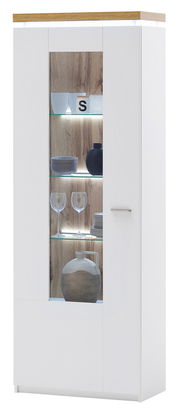 Moderne Vitrine mit weißem Korpus und Holzakzent, Glasfront mit Beleuchtung, gefüllt mit dekorativen Objekten, Frontalansicht.