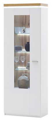 Moderne Vitrine mit weißem Korpus und Holzakzent, Glasfront mit Beleuchtung, gefüllt mit dekorativen Objekten, Frontalansicht.