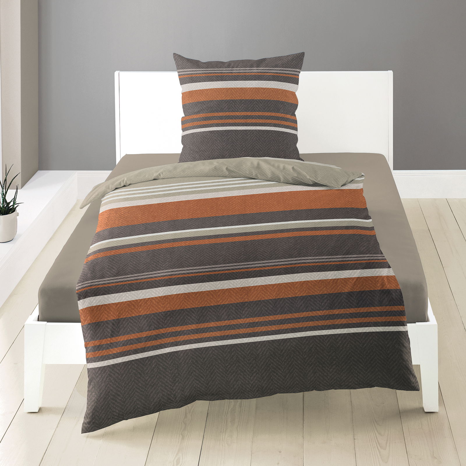 Bett mit Mako-Satin-Bettwäsche in Streifenmuster, Vorderansicht