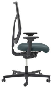 Moderner Drehstuhl in Seitenansicht mit verstellbaren Armlehnen und ergonomischem Design.