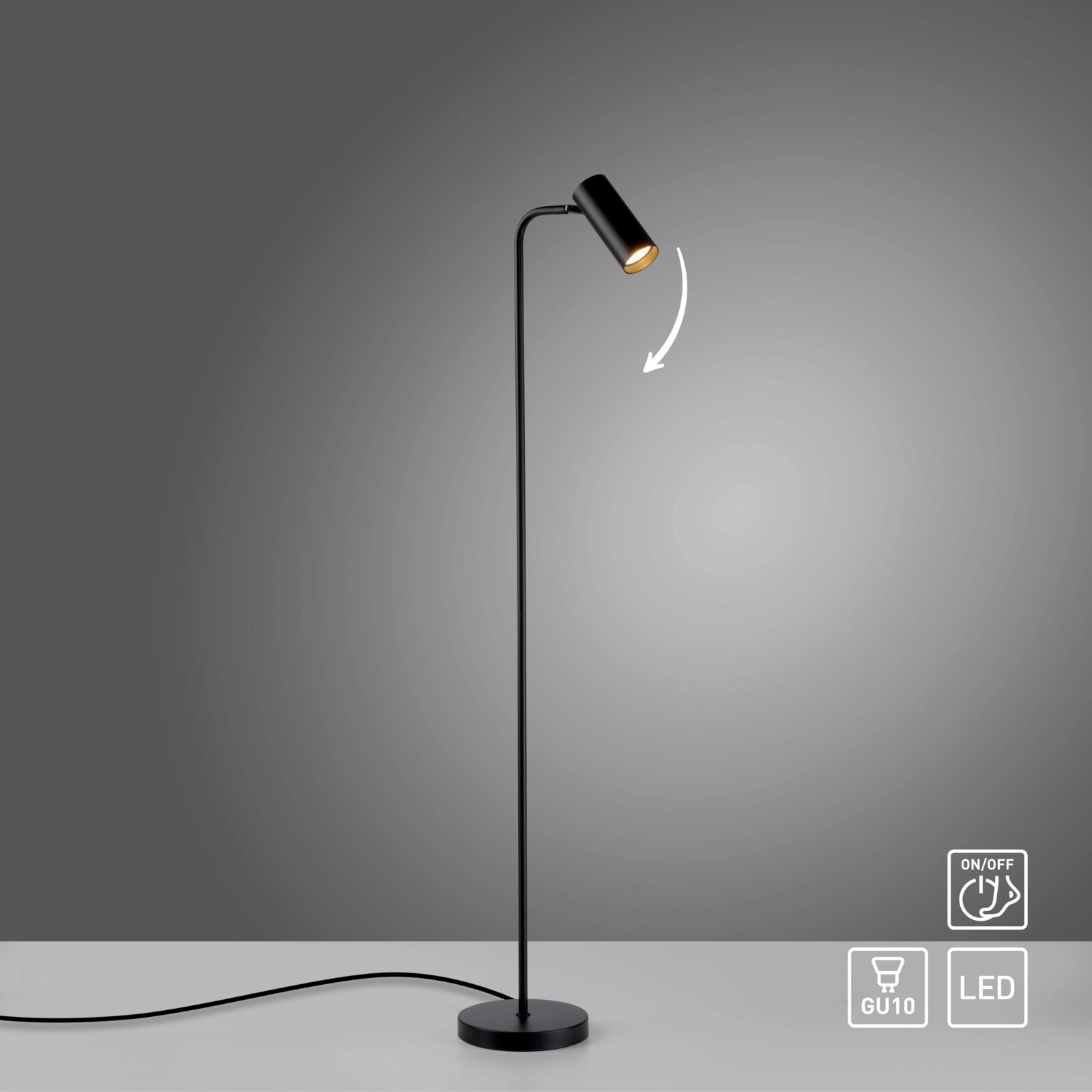 Schwarze, minimalistische LED-Tischleuchte mit rundem Fuß und schwenkbarem zylindrischem Spot (GU10), warm leuchtend, freigestellt vor grauem Hintergrund; Perspektive: frontale Studioaufnahme in leichter Seitenansicht von links.