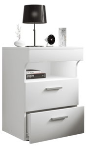 Weiße moderne Kommode/Nachttisch mit offenem Fach und zwei Schubladen, untere Schublade geöffnet; oben Lampe, Uhr und Vase, schräg von vorne links fotografiert.