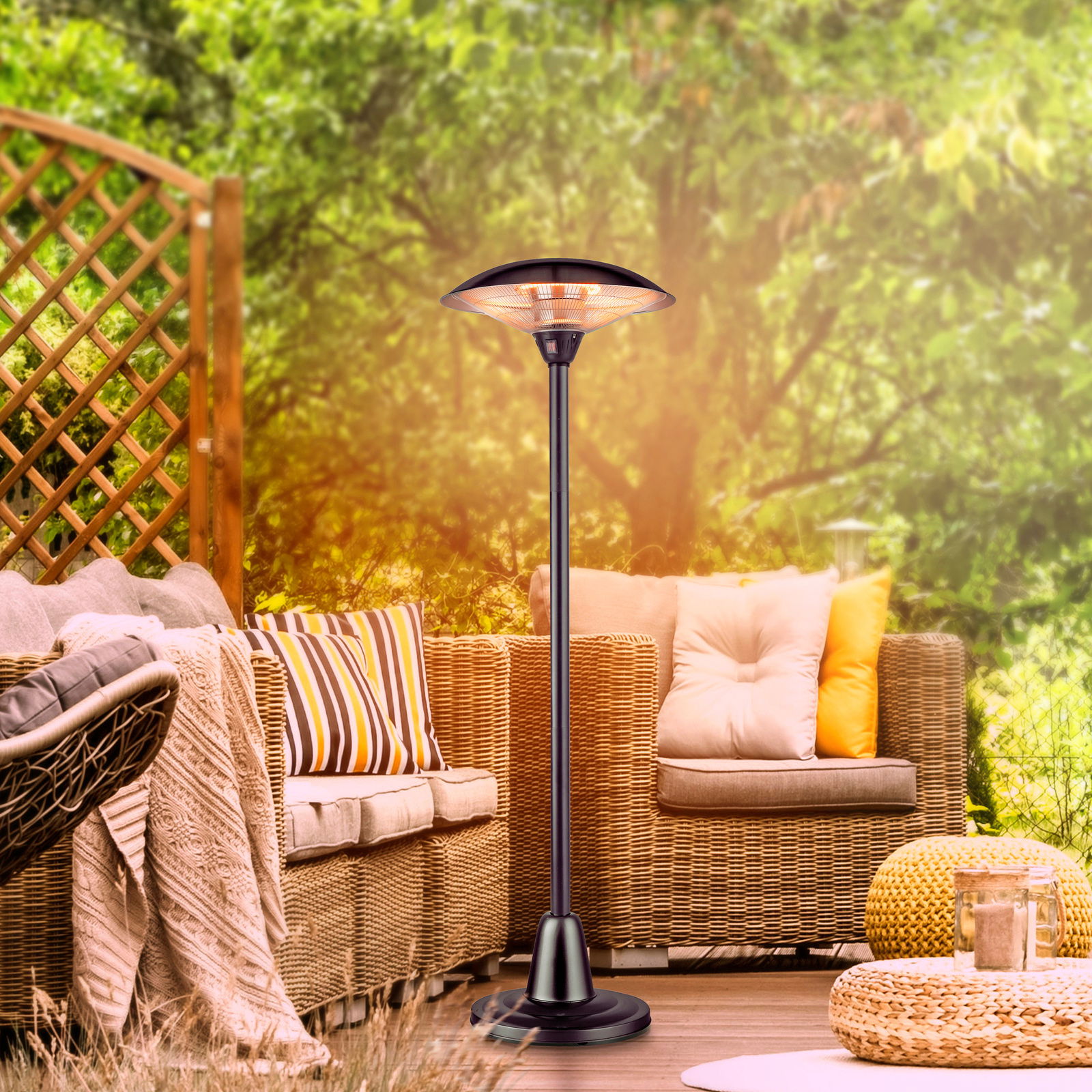 Just Light Standheizstrahler GLOW Standheizstrahler auf einer Terrasse mit gemütlichen Rattanmöbeln, aus der Perspektive von vorne aufgenommen.