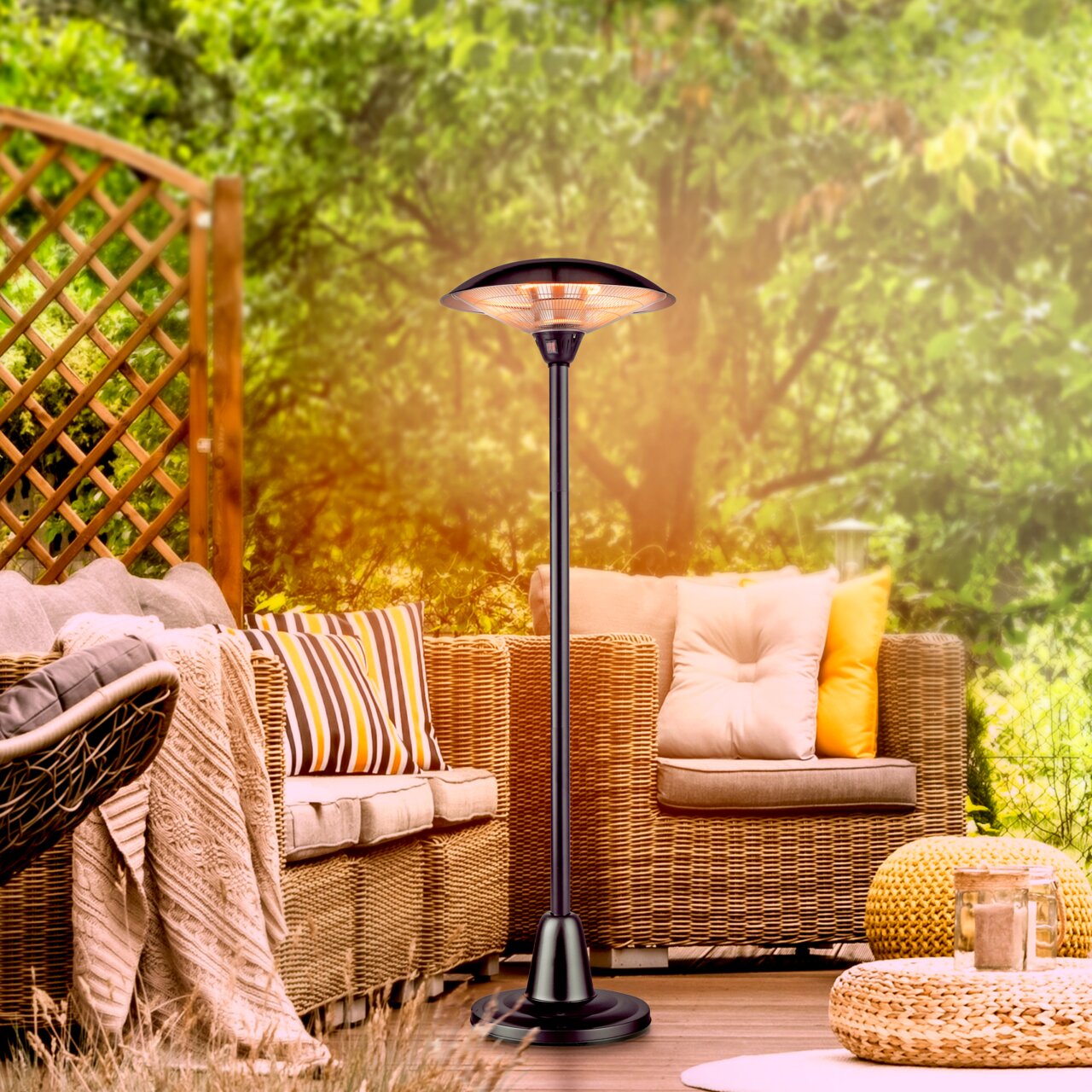 Just Light Standheizstrahler GLOW Standheizstrahler auf einer Terrasse mit gemütlichen Rattanmöbeln, aus der Perspektive von vorne aufgenommen.