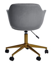 Rückansicht eines grauen Bürostuhls mit goldener Basis und Rollen