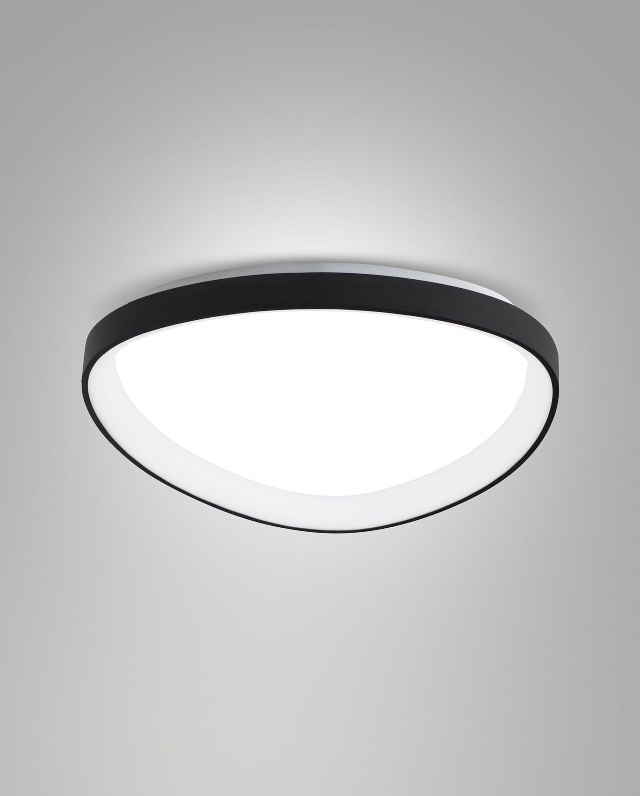 Moderne LED-Deckenleuchte mit schwarzem Rand, von unten betrachtet.