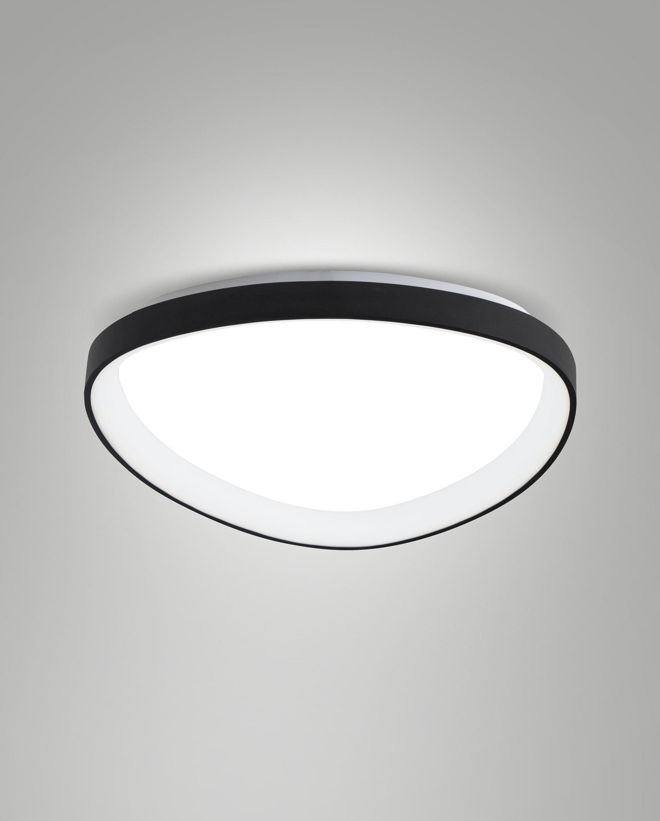 Moderne LED-Deckenleuchte mit schwarzem Rand, von unten betrachtet.