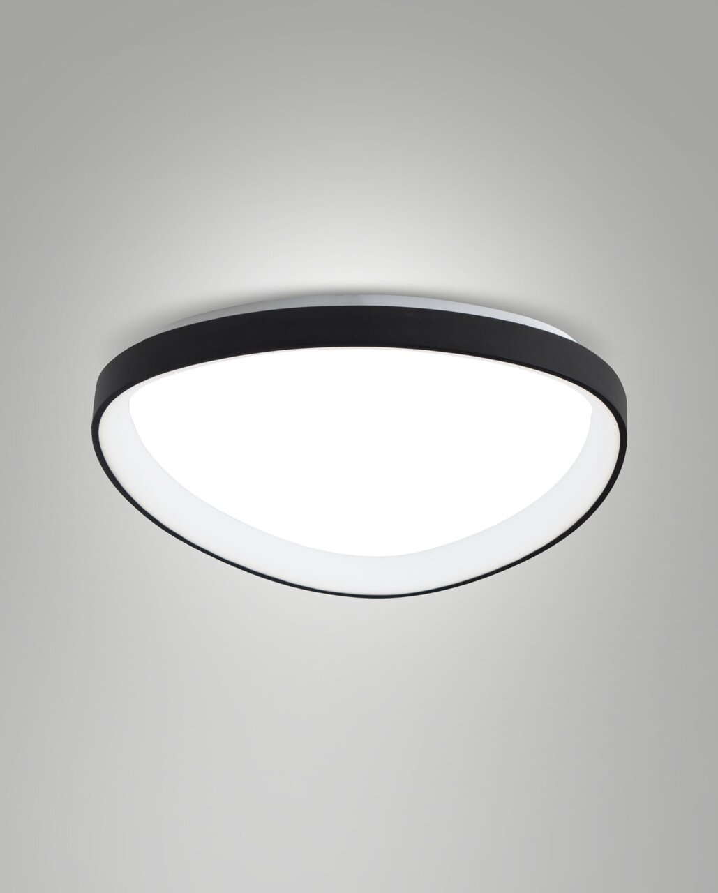 Moderne LED-Deckenleuchte mit schwarzem Rand, von unten betrachtet.