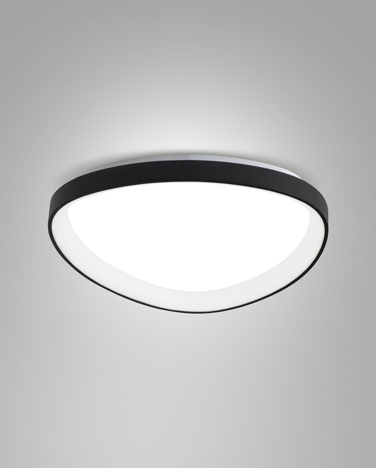 Moderne led-plafondlamp met zwarte rand, gezien van onderaf.
