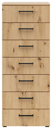 Frontale Ansicht einer Kommode mit sieben Schubladen in Holzoptik und schwarzen Griffen.