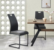 Moderner Esszimmerstuhl in Dunkelgrau mit gepolsterter Sitz- und Rückenfläche und schwarzem Freischwinger-Metallgestell, im Vordergrund schräg von vorn links fotografiert, neben Holzesstisch in hellem Wohnambiente.