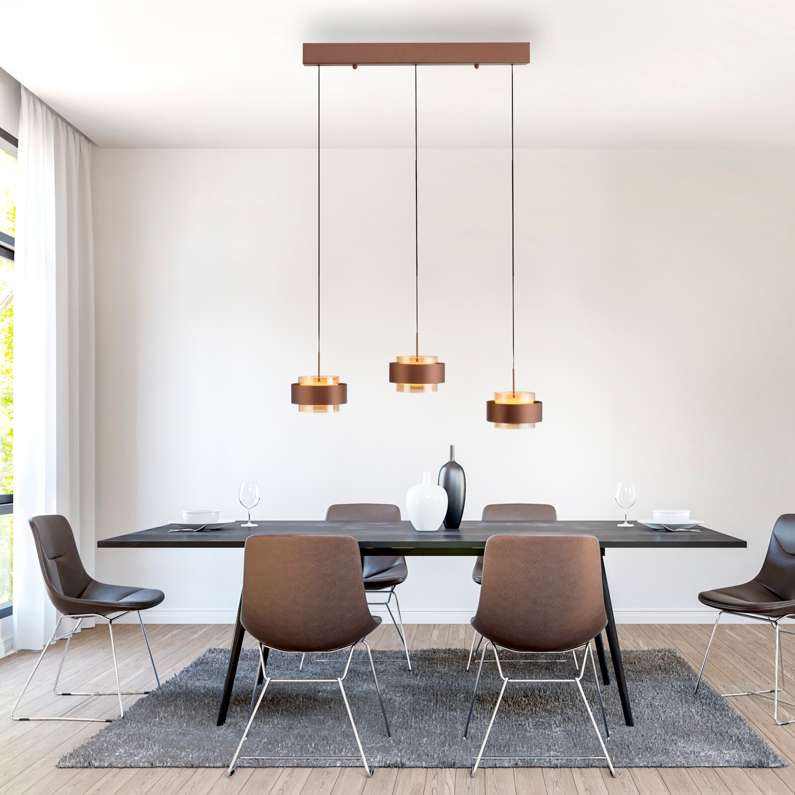 Moderne LED-Hängeleuchte mit drei Pendeln über einem Esstisch, seitliche Perspektive