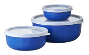 Drei blaue Vorratsdosen mit weißen Deckeln, gestapelt in einer leicht seitlichen Perspektive.