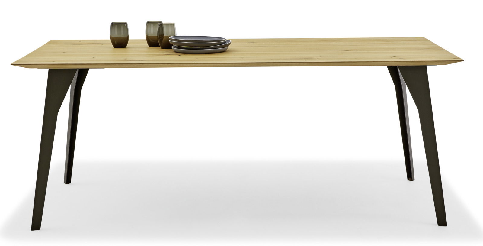 Moderner Esstisch mit Holzplatte und schwarzen Metallbeinen, seitliche Perspektive, dekoriert mit Geschirr und Gläsern.