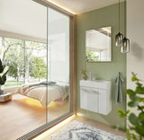 Modernes Gästebad mit weißem Waschbeckenunterschrank, Spiegel und grüner Wand, seitliche Perspektive.