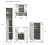 Badkombination bestehend aus einem hohen Schrank, einem Waschbeckenunterschrank und einem Hängeschrank, alle in weißem Design mit klaren Linien und modernen Griffen, Gesamtansicht von vorne.