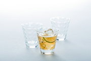 Drei Trinkgläser Optic 215ml, eines gefüllt mit einem Getränk und Eiswürfeln, aus der Vorderansicht fotografiert.