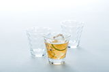 Drei Trinkgläser Optic 215ml, eines gefüllt mit einem Getränk und Eiswürfeln, aus der Vorderansicht fotografiert.