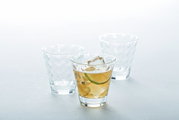 Drei Trinkgläser Optic 215ml, eines gefüllt mit einem Getränk und Eiswürfeln, aus der Vorderansicht fotografiert.