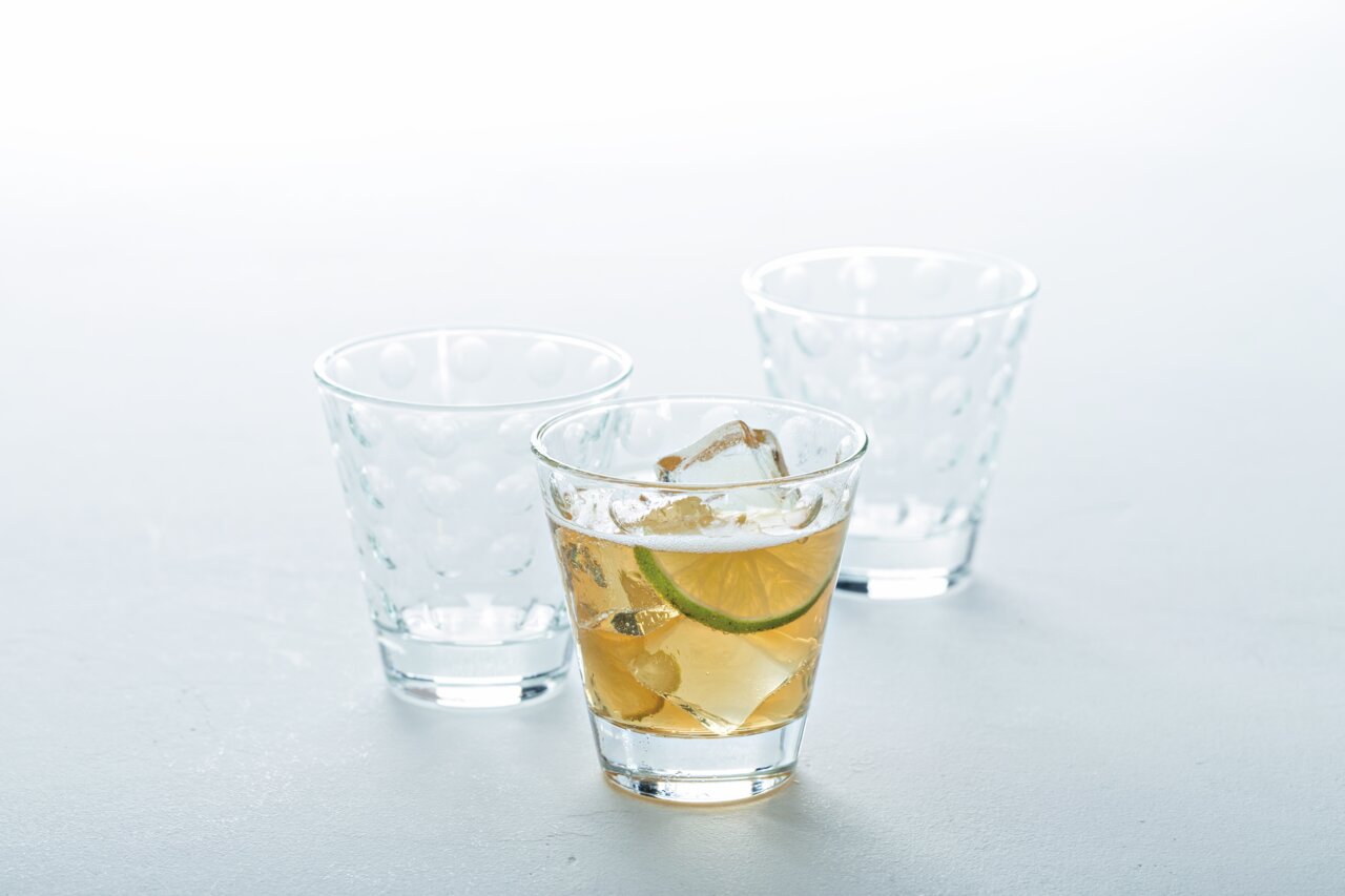 Drei Trinkgläser Optic 215ml, eines gefüllt mit einem Getränk und Eiswürfeln, aus der Vorderansicht fotografiert.