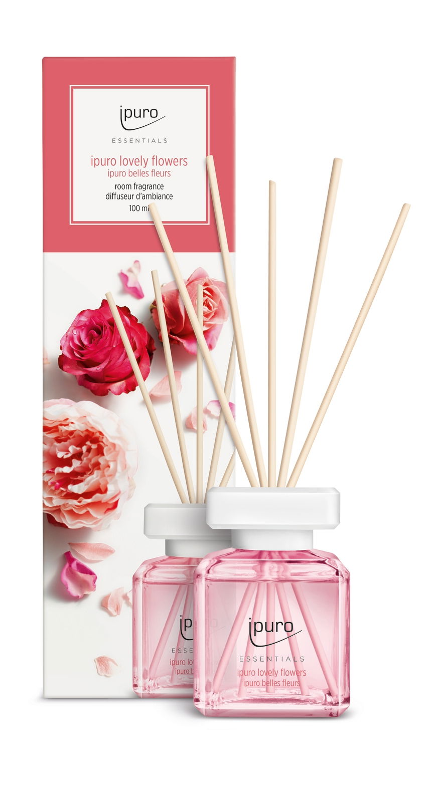 Raumduft Lovely Flowers von ipuro in einer eleganten, transparenten Flasche mit rosa Flüssigkeit und Duftstäbchen, präsentiert vor einer dekorativen Verpackung mit Blumenmotiv. Frontalansicht.