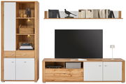 Wohnwand in Holzoptik mit weißen Elementen, bestehend aus einem hohen Regal mit Beleuchtung, einem TV-Schrank und einem Wandregal, frontal betrachtet.