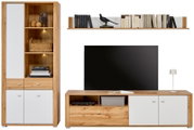Wandmeubel in houtlook met witte elementen, bestaande uit een hoge kast met verlichting, een tv-kast en een wandplank, gezien vanaf de voorkant.
