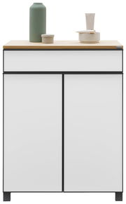 Moderner Schuhschrank mit weißer Front und Holzplatte, dekoriert mit Vasen und Accessoires, Frontalansicht