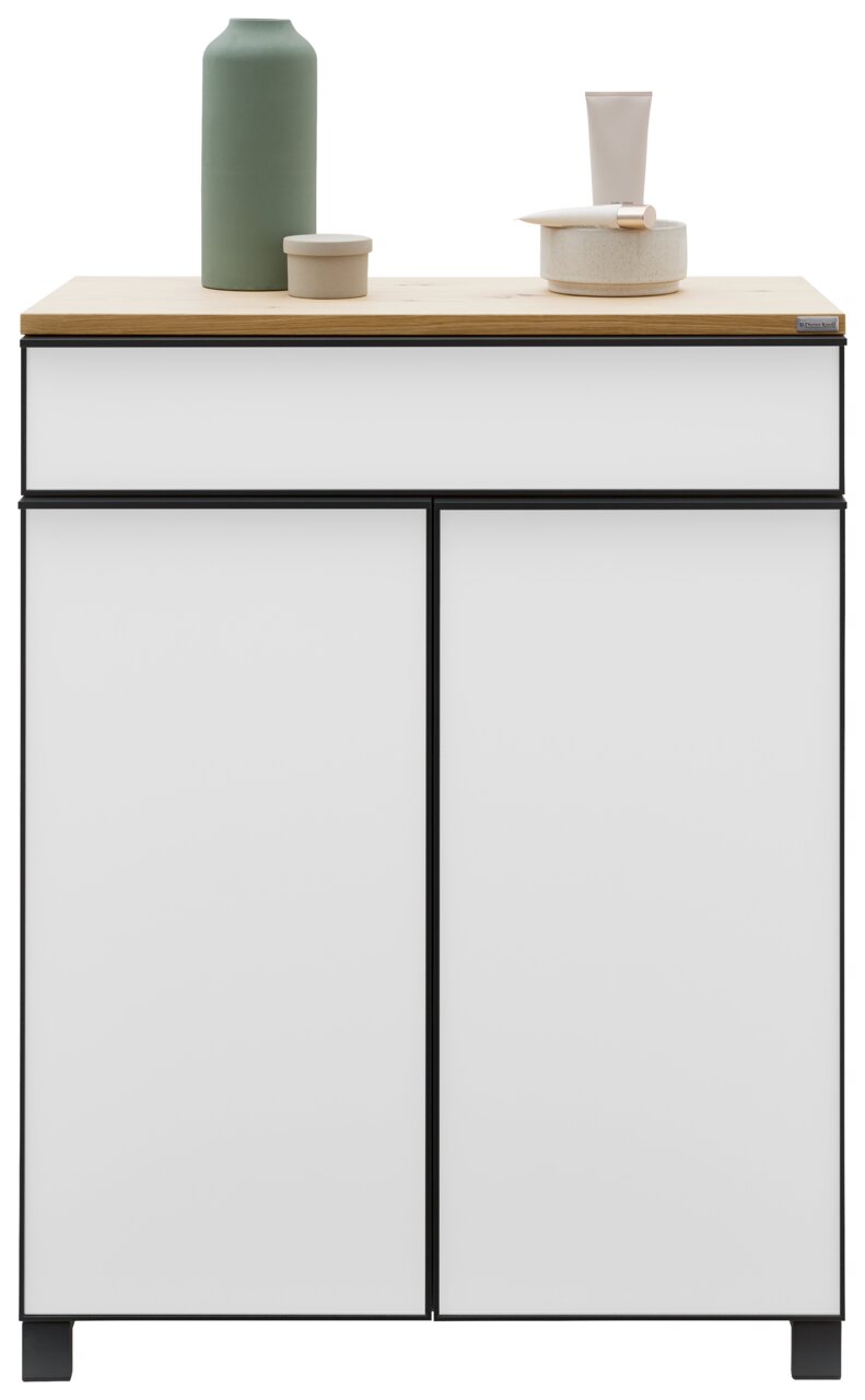 Moderne schoenenkast met witte voorkant en houten blad, versierd met vazen en accessoires, vooraanzicht