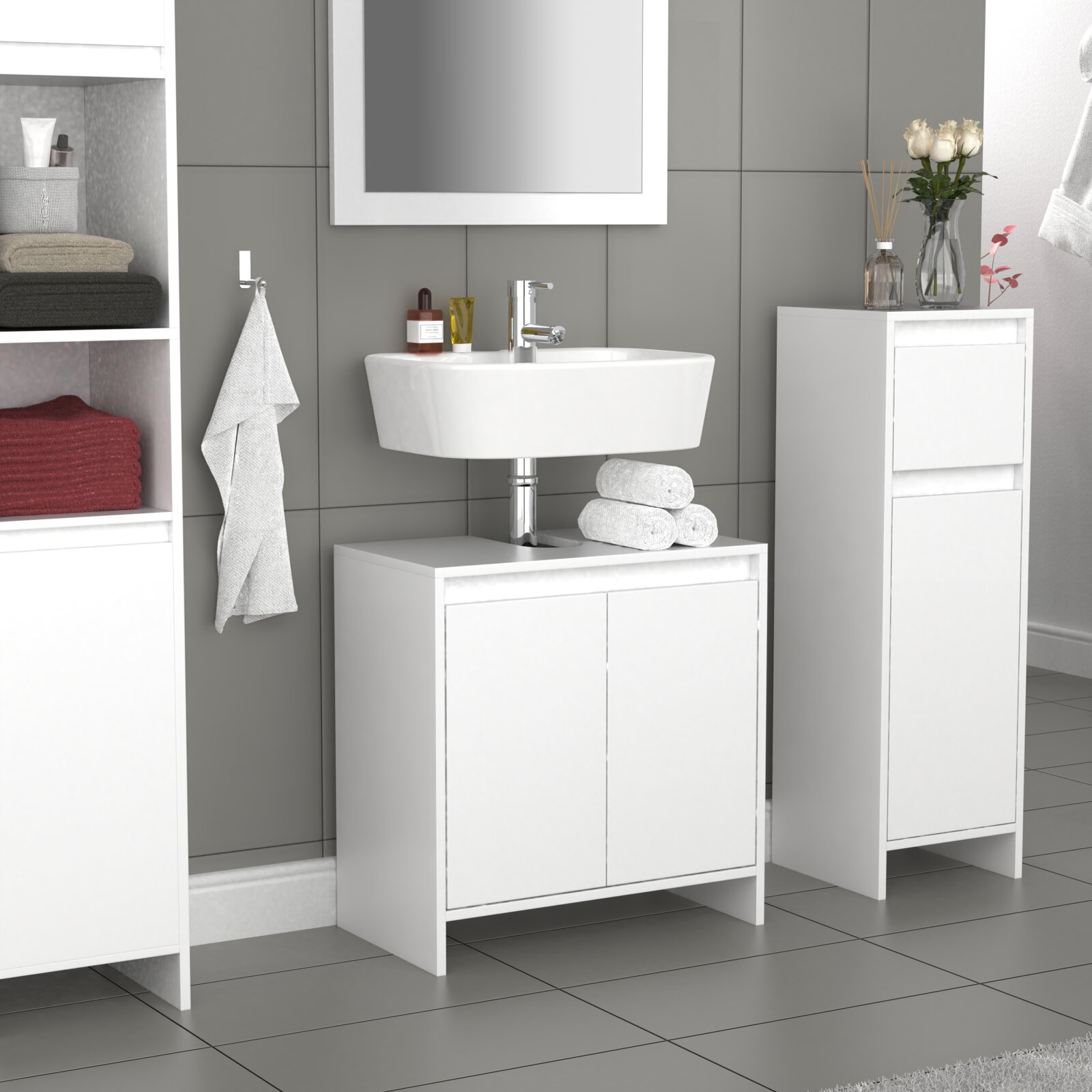 Modernes Badezimmer-Set mit weißem Waschtischunterschrank und ovalem Aufsatzwaschbecken, hohem weißen Hochschrank und Spiegel, frontal in leicht seitlicher Perspektive aufgenommen